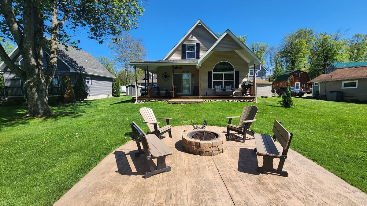 Ashville House | Dock Holiday- Charming King Suite, 2BRM with WiFi, AC in beautiful Ashville