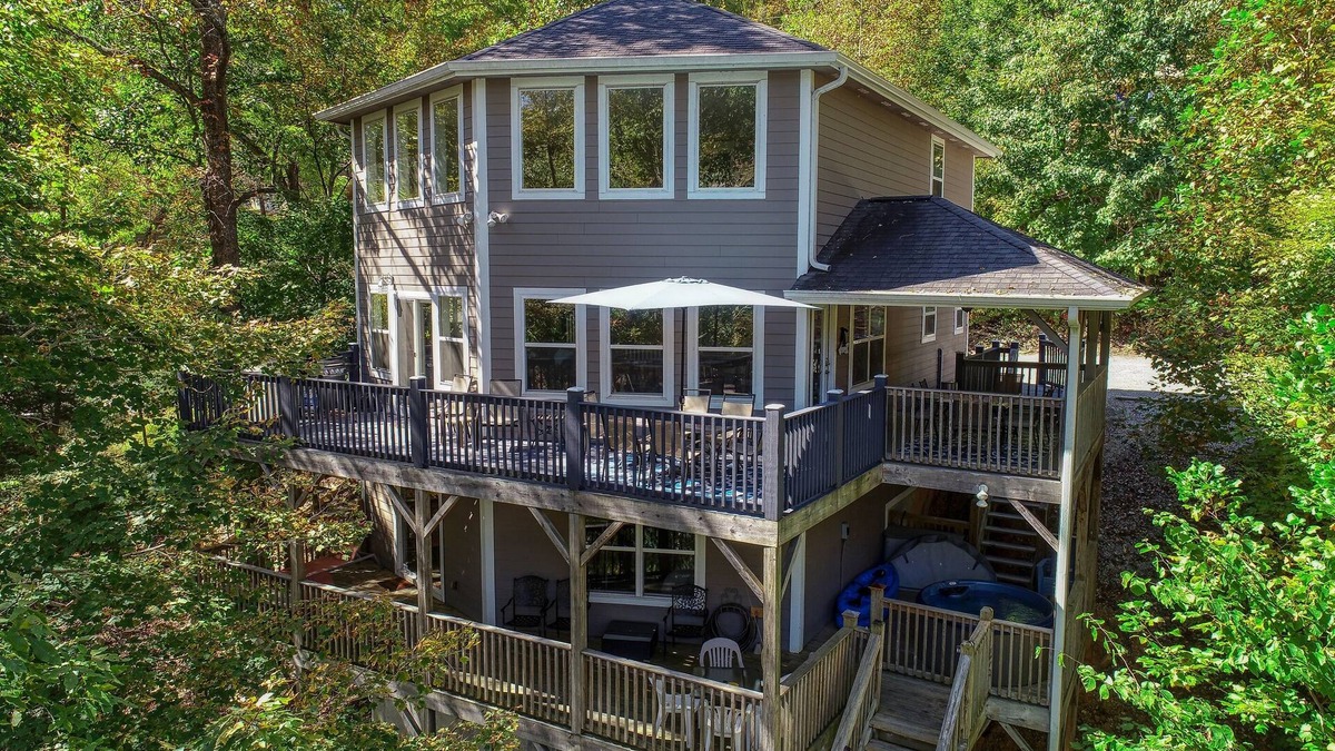 Speedwell House | Dock Holiday – Lakefront, Sleeps 19, private dock, private hot tub