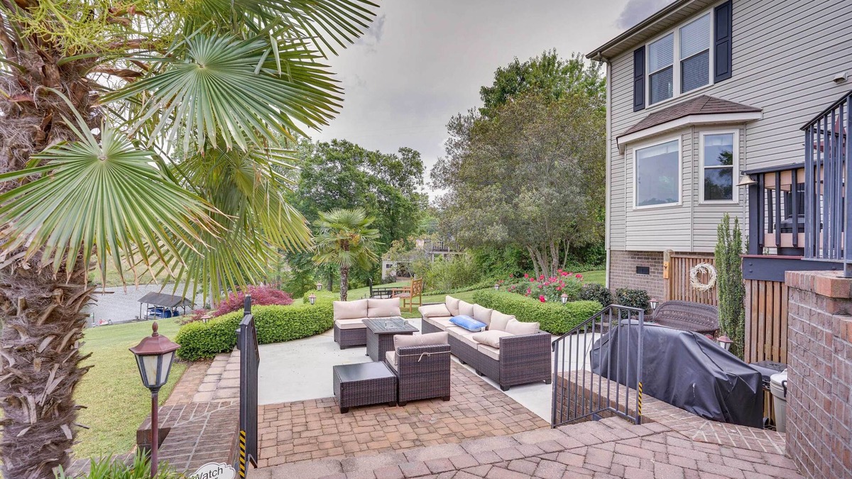 Roanoke Rapids House | Dock & Kayaks: Lakefront Roanoke Rapids Home