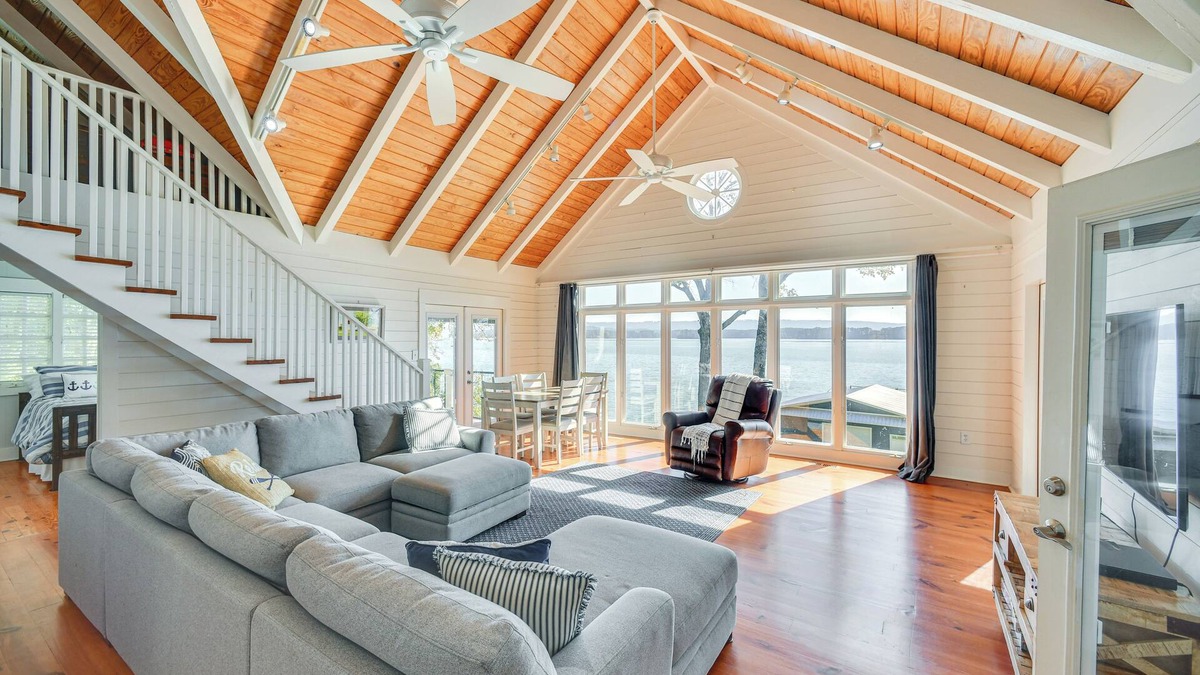 Groveoak House | Dock + Panoramic Views: Guntersville Lake Retreat!