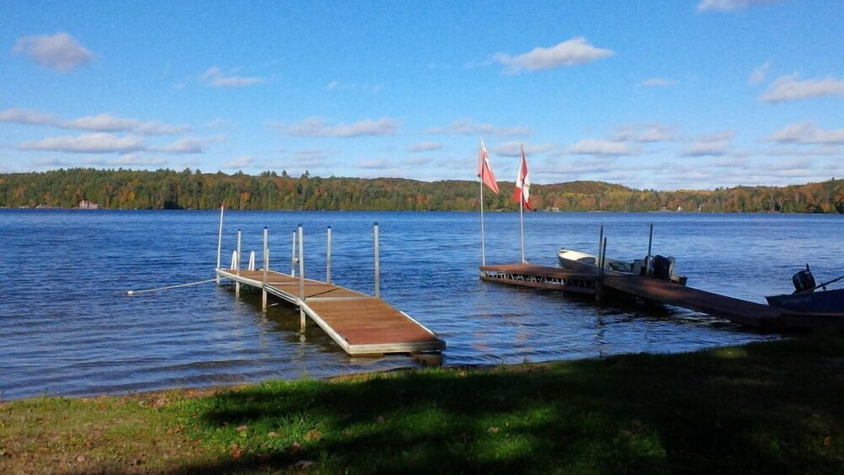 Cloyne Resort | Dock Side Cabin In North Frontenac
