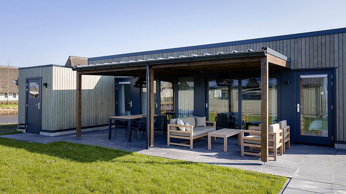 Delfstrahuizen House | Docklodge in Friesland with Private Mooring