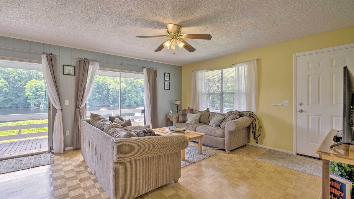 Dunnellon Apartment | Docks + Balcony: Peaceful River Abode in Dunnellon