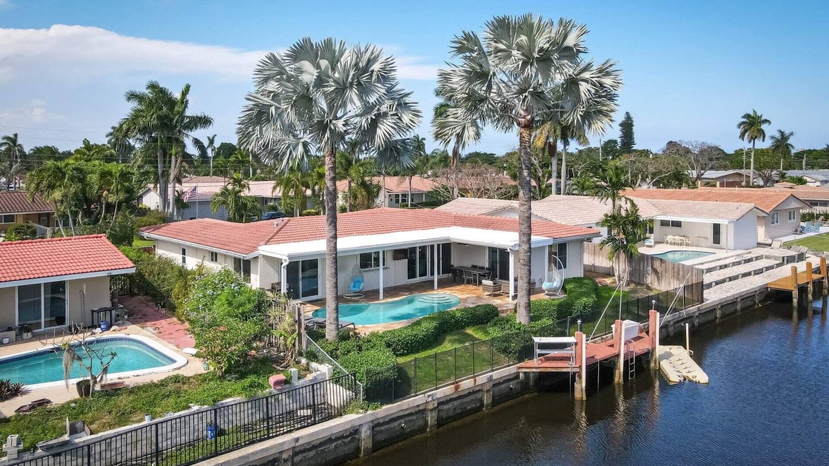 Coral Ridge Isles House | Dockside Daydreams, Cozy, Canal Front with Pool
