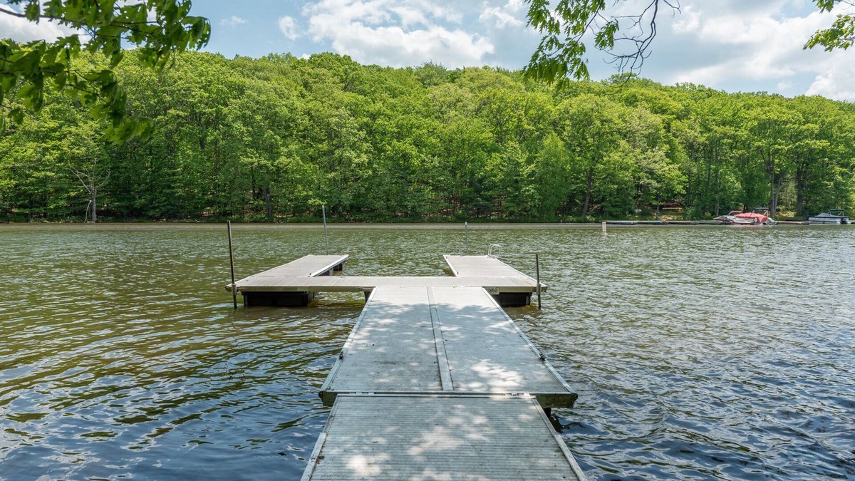 North Glade Hills House | Dockside Dog Friendly Retreat w/Views & Arcade Fun
