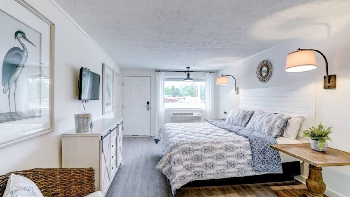 Deltaville Hotel | Dockside Inn
