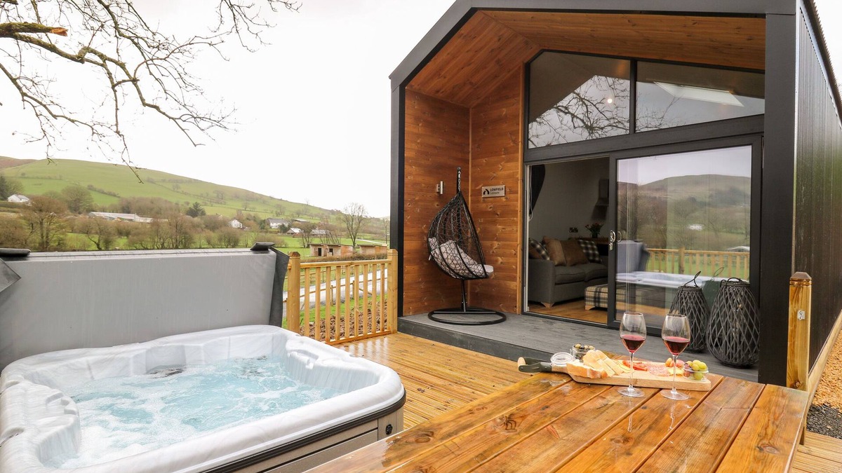 Llandrindod Wells Cottage | DOE LODGE, family friendly, with hot tub in Rhayader