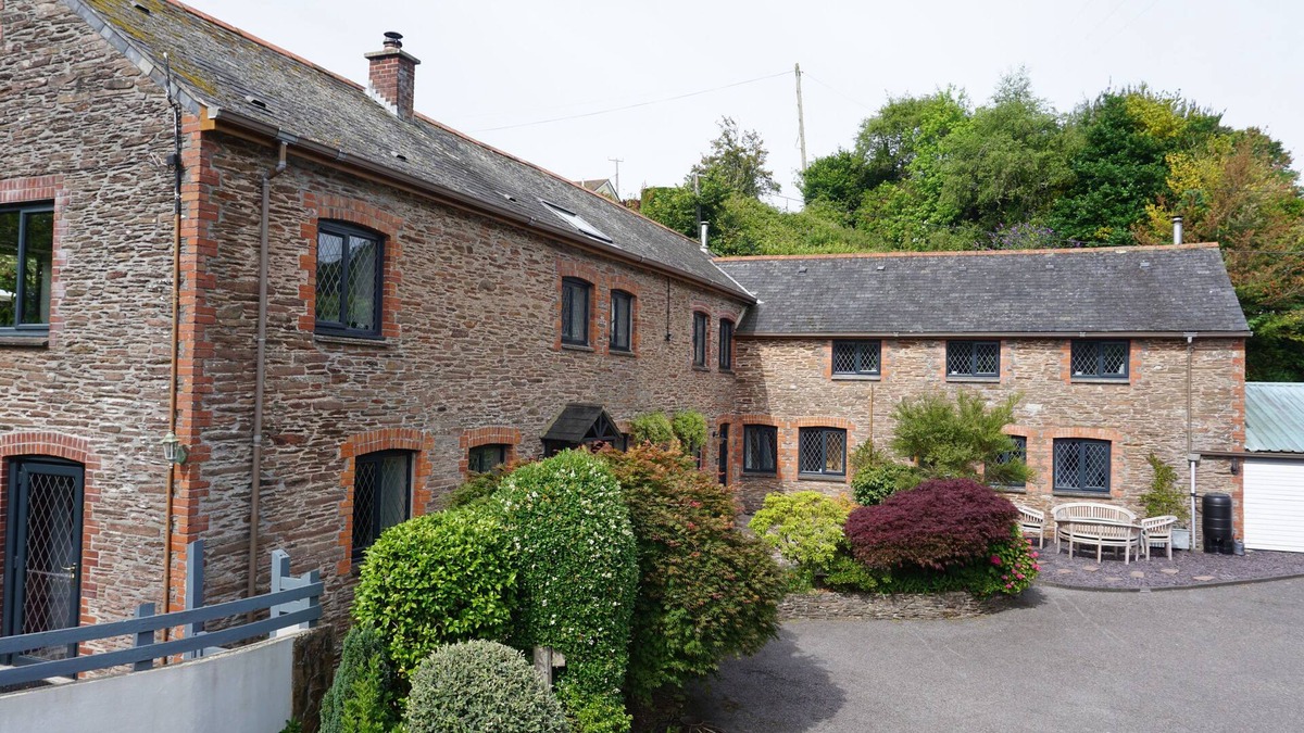 Slapton House | Dog friendly 2 bed barn - walking distance to Slapton Sands Beach & Slapton Ley