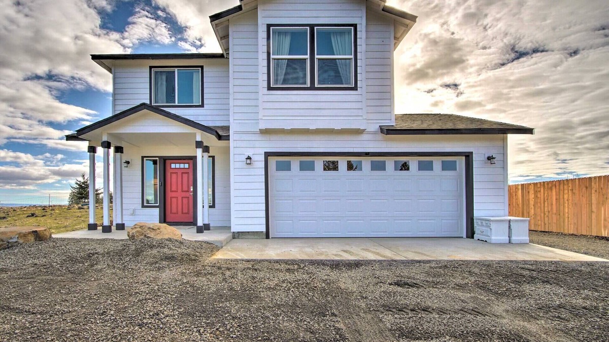 Cle Elum House | Dog-Friendly 3BR Home w/ Hot Tub & Game Room - 10mins from Cle Elum town center