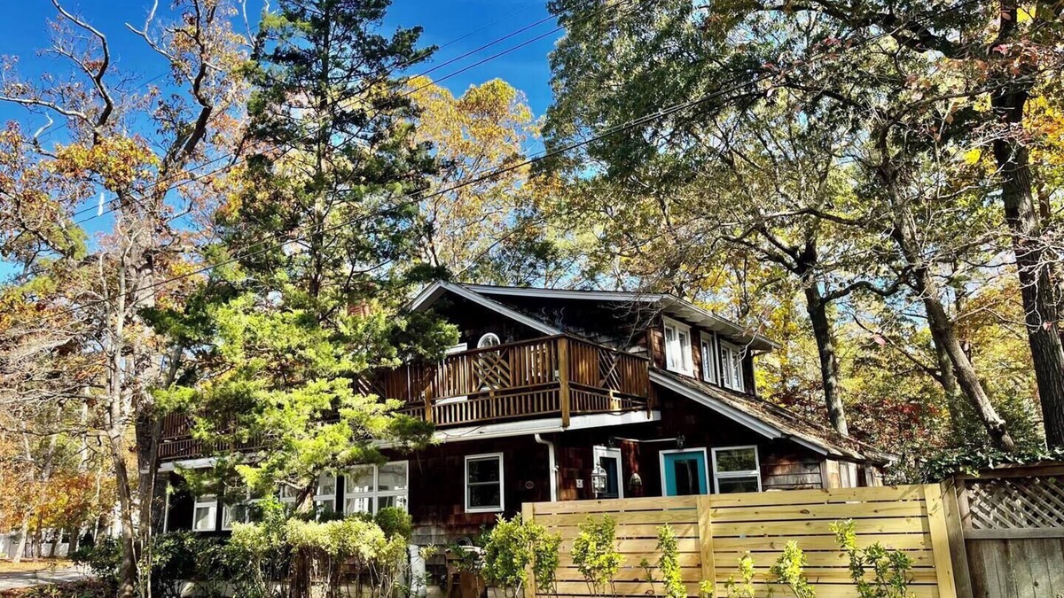 The Pines House | Dog-Friendly 6BR Retreat in the Pines – 1st Floor Suite & Screened Porch!