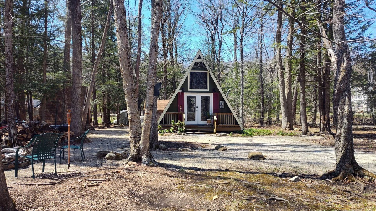Sherwood Forest House | Dog Friendly A-Frame in the Berkshires! Walk to lake with beach access!