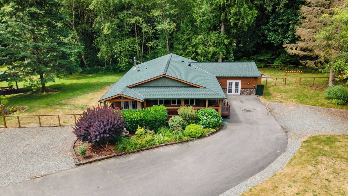 Mirrormont House | Dog Friendly Acreage in Issaquah's Mirrormont Neighborhood with Hiking Access