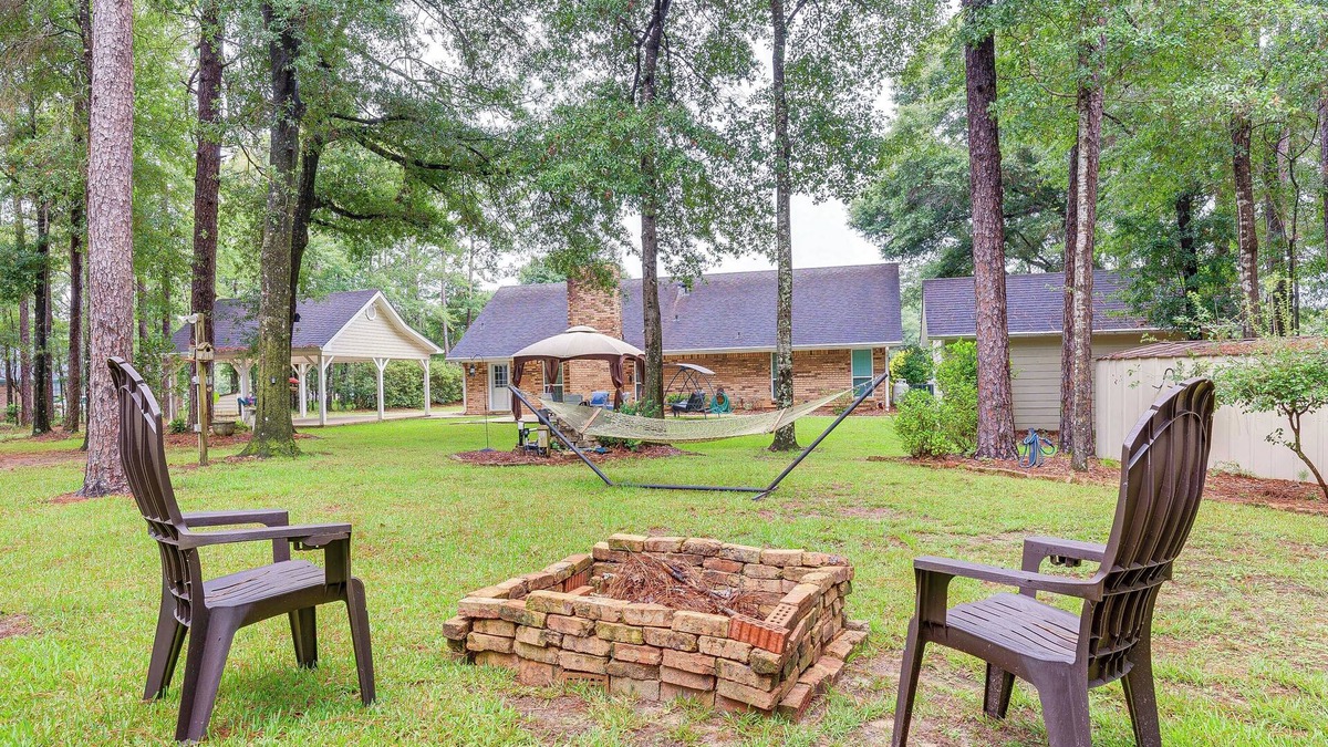 Semmes House | Dog-Friendly Alabama Retreat w/Patio & Fire Pit!
