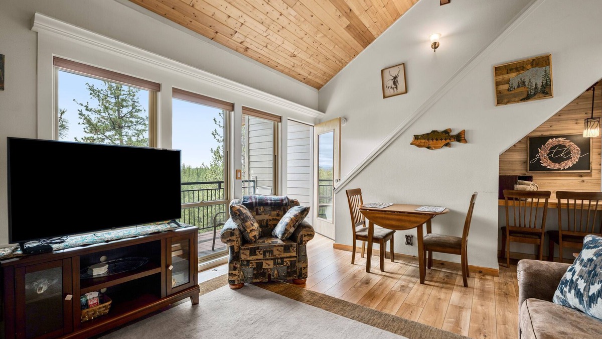 Bend Condo | Dog friendly at the Seventh Mountain Resort!