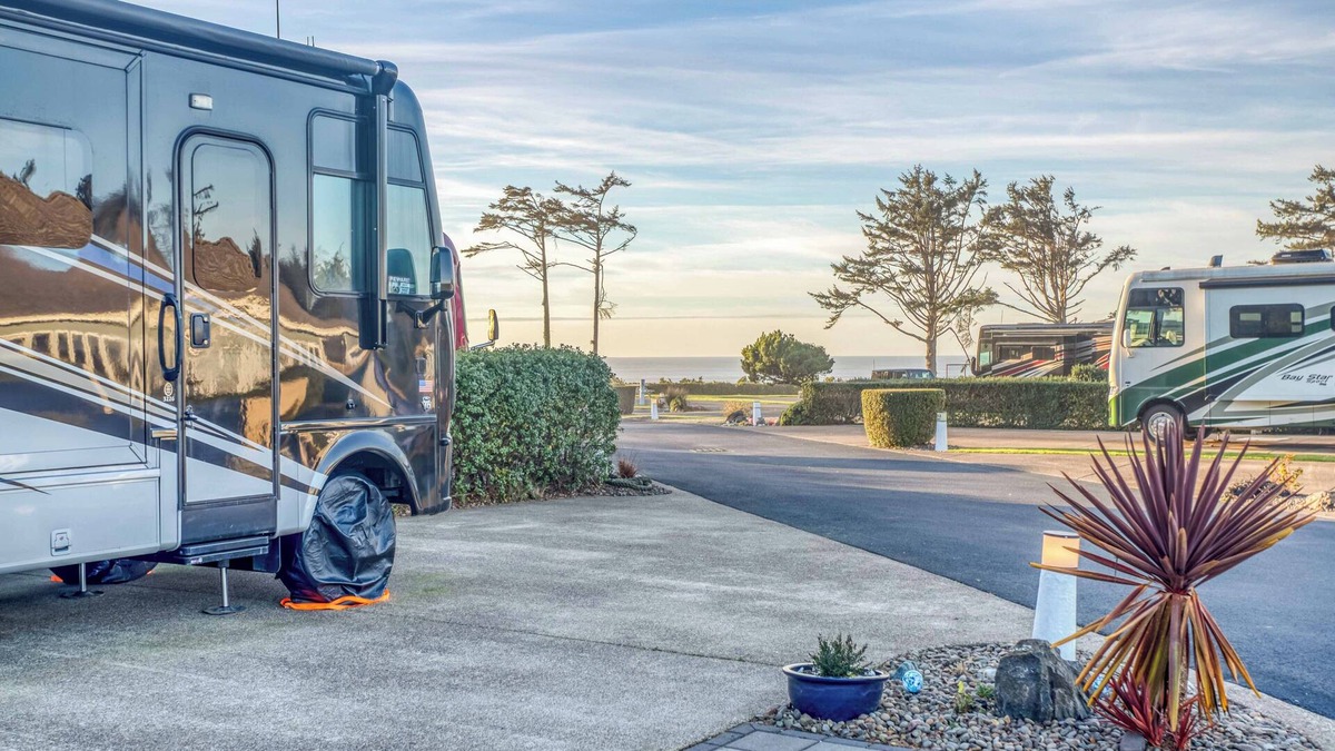 Agate Beach RV Rental | Dog Friendly, Available with 50AMP, 30AMP, Water and Sewer hook up's, WiFi