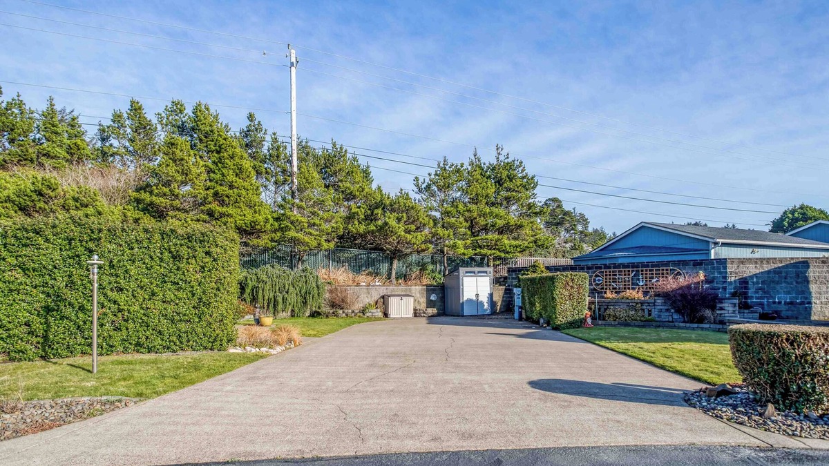 Agate Beach RV Rental | Dog Friendly, Available with 50AMP, 30AMP, Water and Sewer hook up's, WiFi