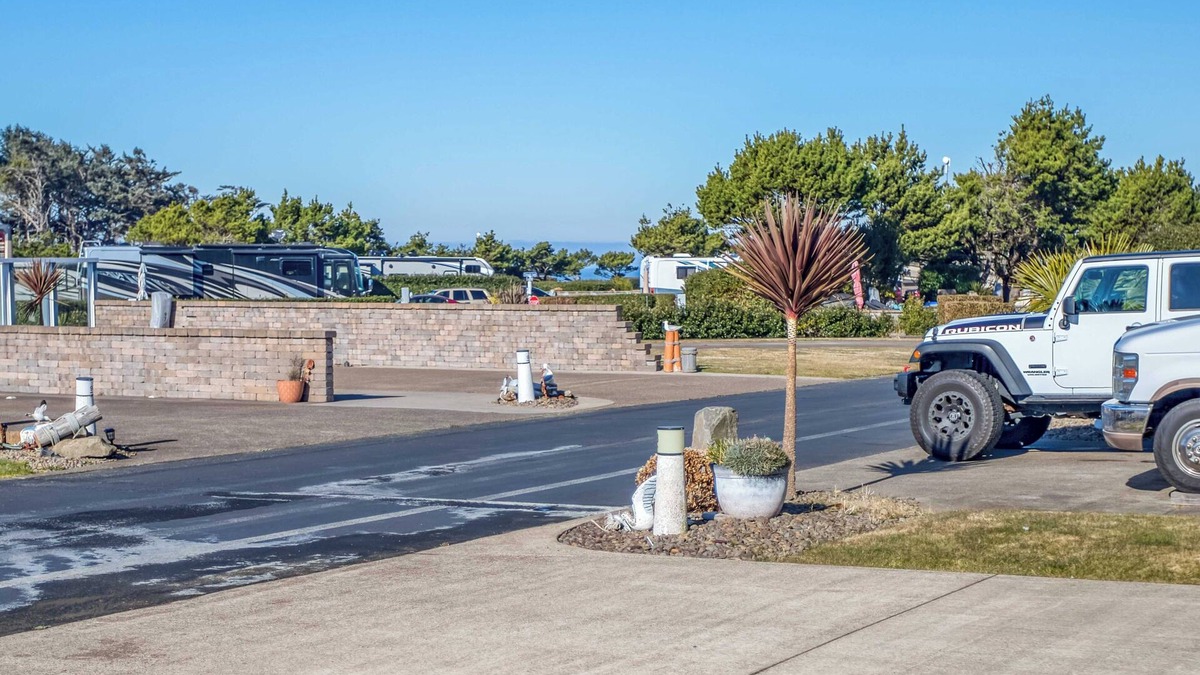Agate Beach RV Rental | Dog Friendly, Available with 50AMP, 30AMP, Water and Sewer hook up's, WiFi