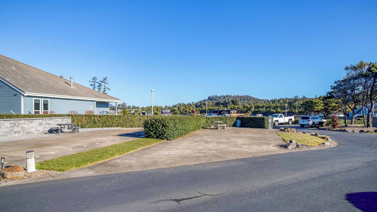 Agate Beach RV Rental | Dog Friendly, Available with 50AMP, 30AMP, Water and Sewer hook up's, WiFi