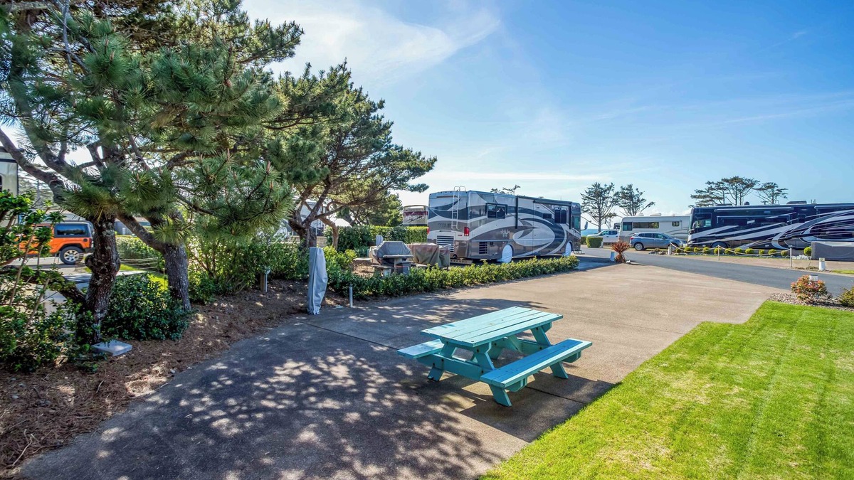 Agate Beach RV Rental | Dog Friendly, Available with 50AMP, 30AMP, Water and Sewer hook up's, WiFi
