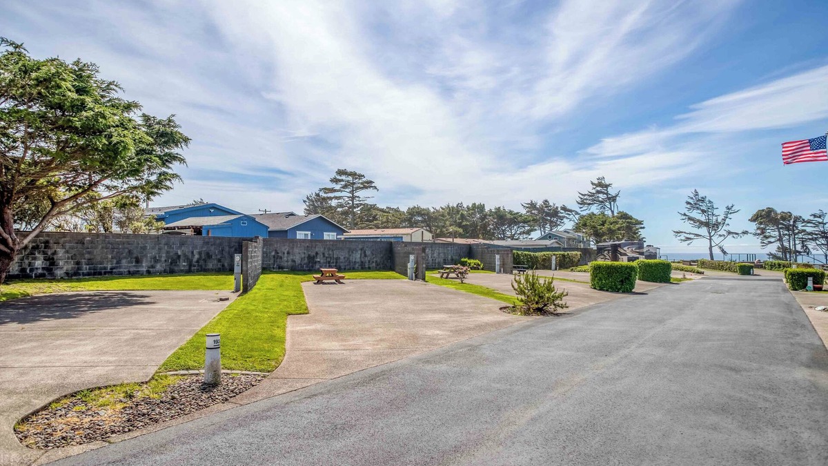 Agate Beach RV Rental | Dog Friendly, Available with 50AMP, 30AMP, Water and Sewer hook up's, WiFi