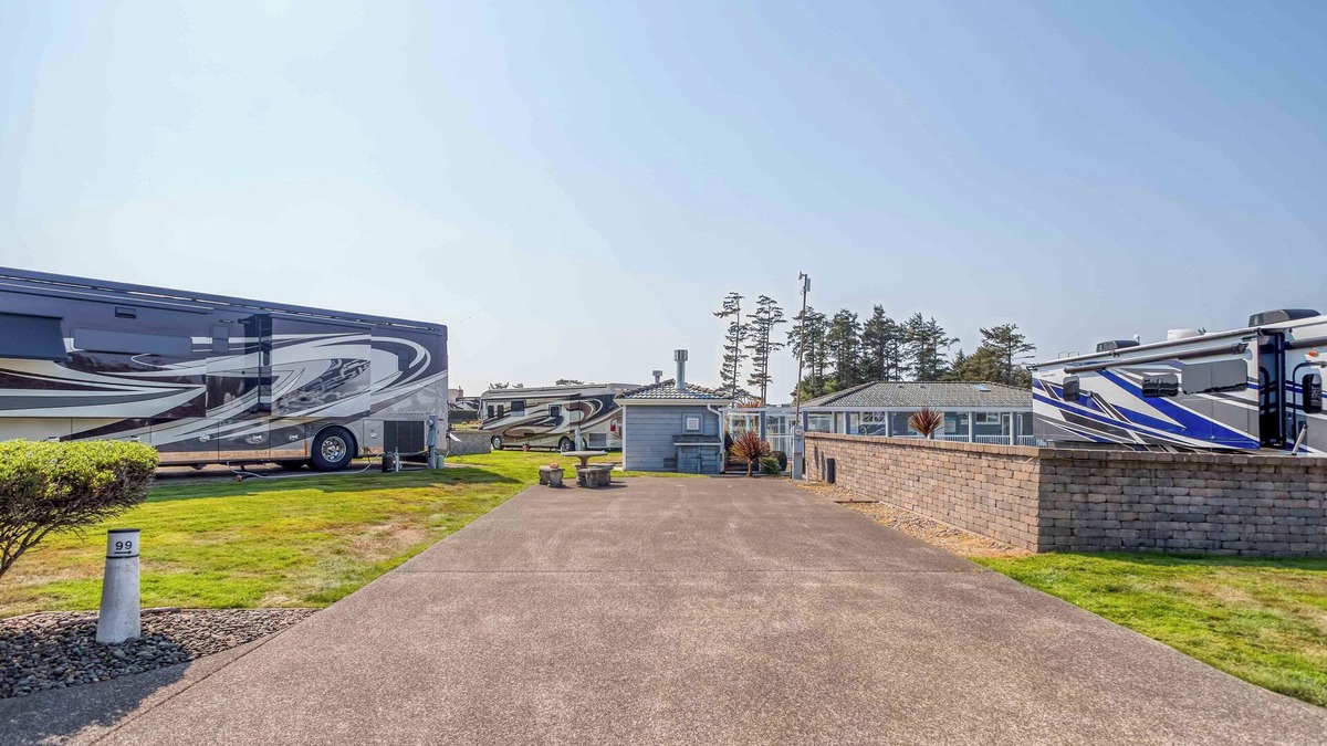 Agate Beach RV Rental | Dog Friendly, Available with 50AMP, 30AMP, Water and Sewer hook up's, WiFi