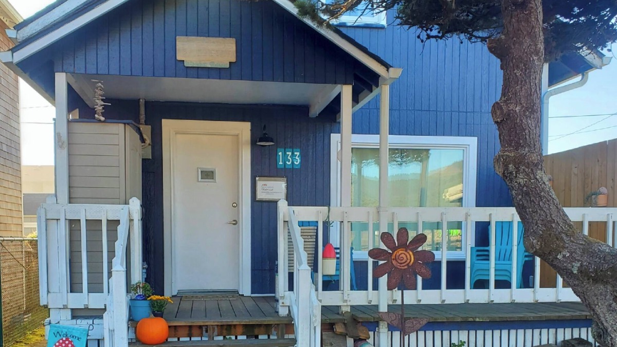 Rockaway Beach House | Dog Friendly Beach Cottage 1/2 block to BEACH! 3 Bedrooms, Firepit & Fenced yard