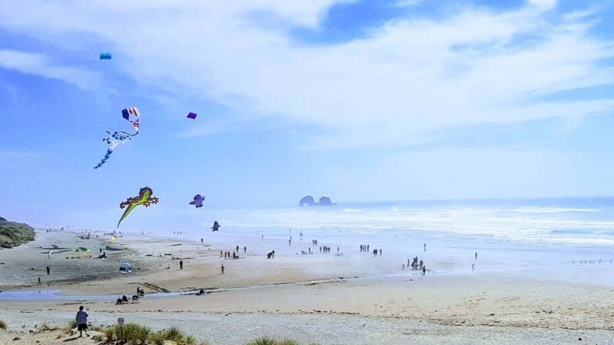 Rockaway Beach House | Dog Friendly - Beach Home in the Heart of Rockaway Beach!