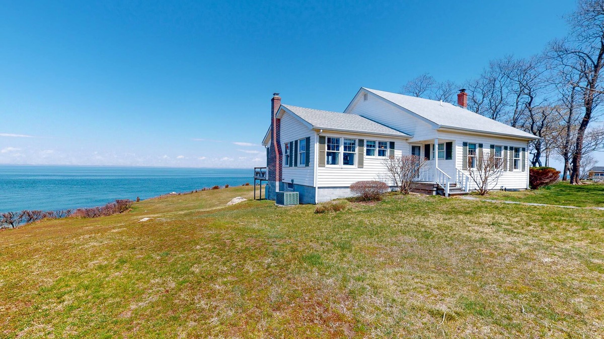 Town of Southold Town House | Dog-Friendly Beachfront Home w/Deck, Free WiFi, Ocean Views, & Wood Fireplace
