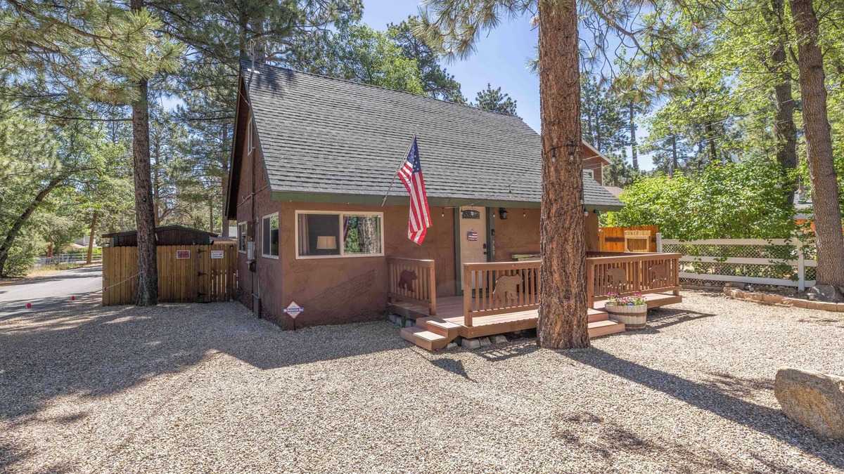 Sugarloaf Cabin | Dog-Friendly Big Bear Cabin w/Large Fenced Yard & Cozy Fireplace in Sugarloaf