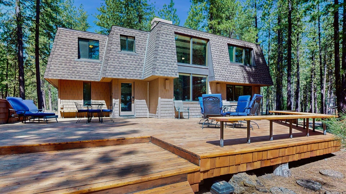 Black Butte Ranch Cabin | Dog-friendly cabin with pool, sauna, private hot tub, & great deck