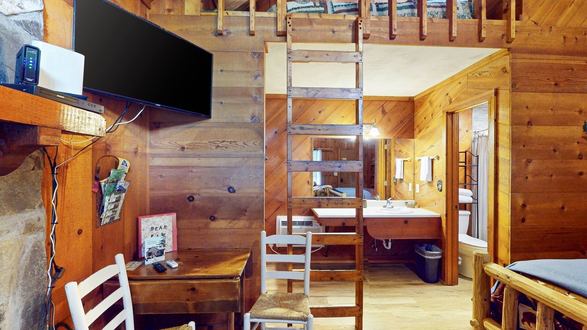 Sautee Nacoochee Cottage | Dog-friendly, cozy cottage retreat withing a 5 minute drive to downtown Helen