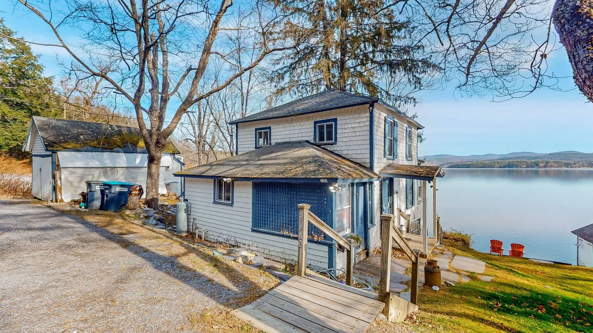 Fair Haven Cabin | Dog-friendly cabin on the water with a sunroom, firepit, & full kitchen