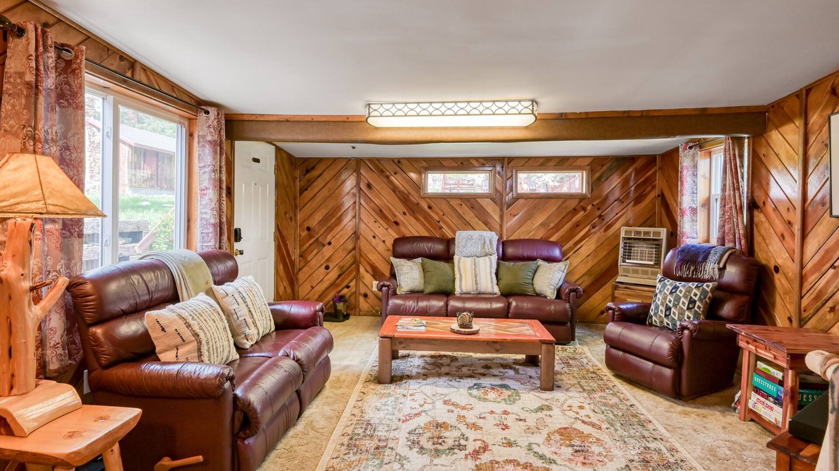 Eagle Nest Cabin | Dog-friendly cabin with lake & mountain views & washer/dryer