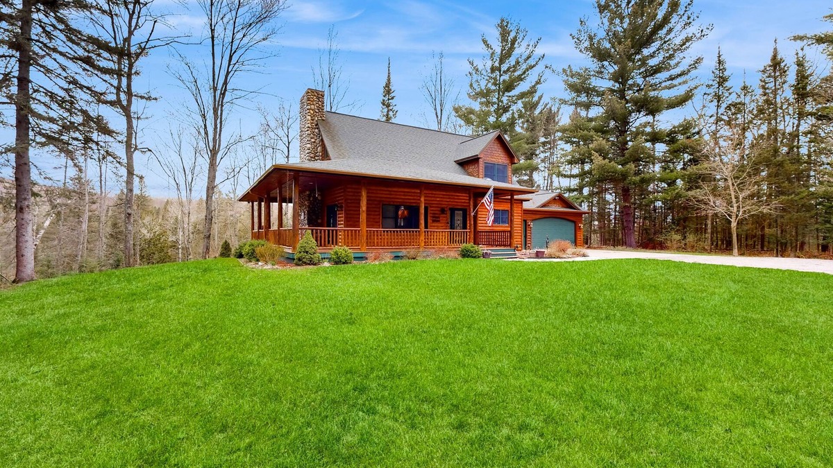 Vanderbilt Cabin | Dog-friendly cabin with a pellet stove, media room, & washer/dryer