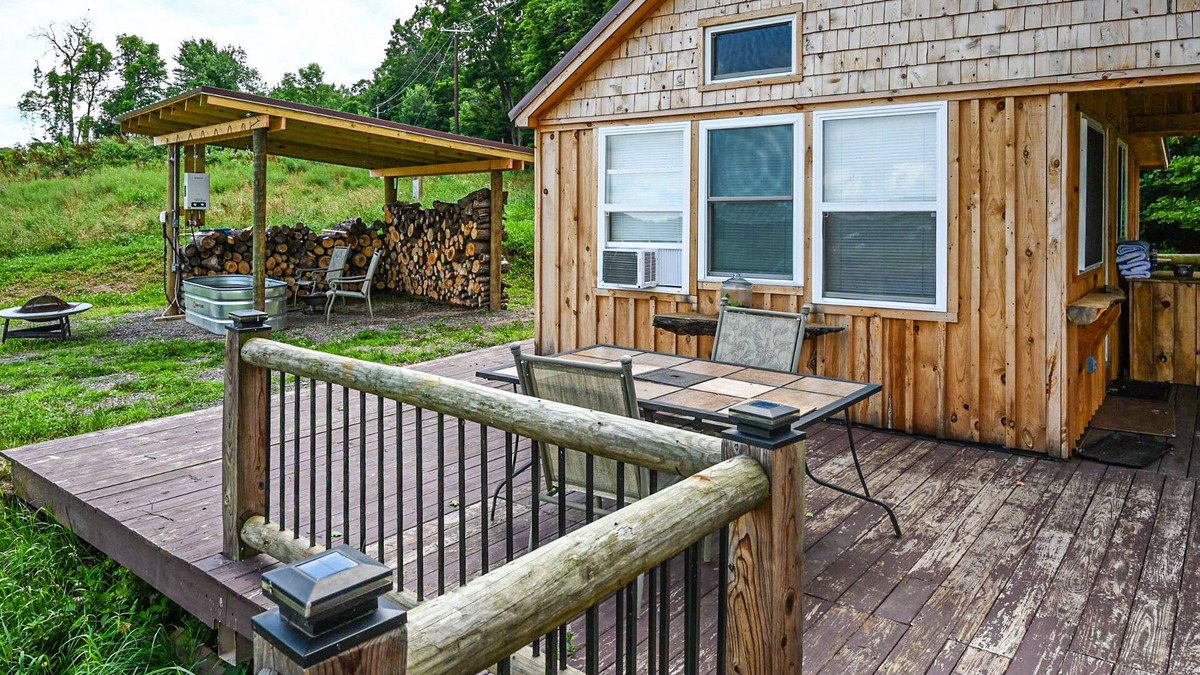 Franklin Springs Apartment | Dog-friendly cabin with deck plus access to a hot tub, game room, & gym