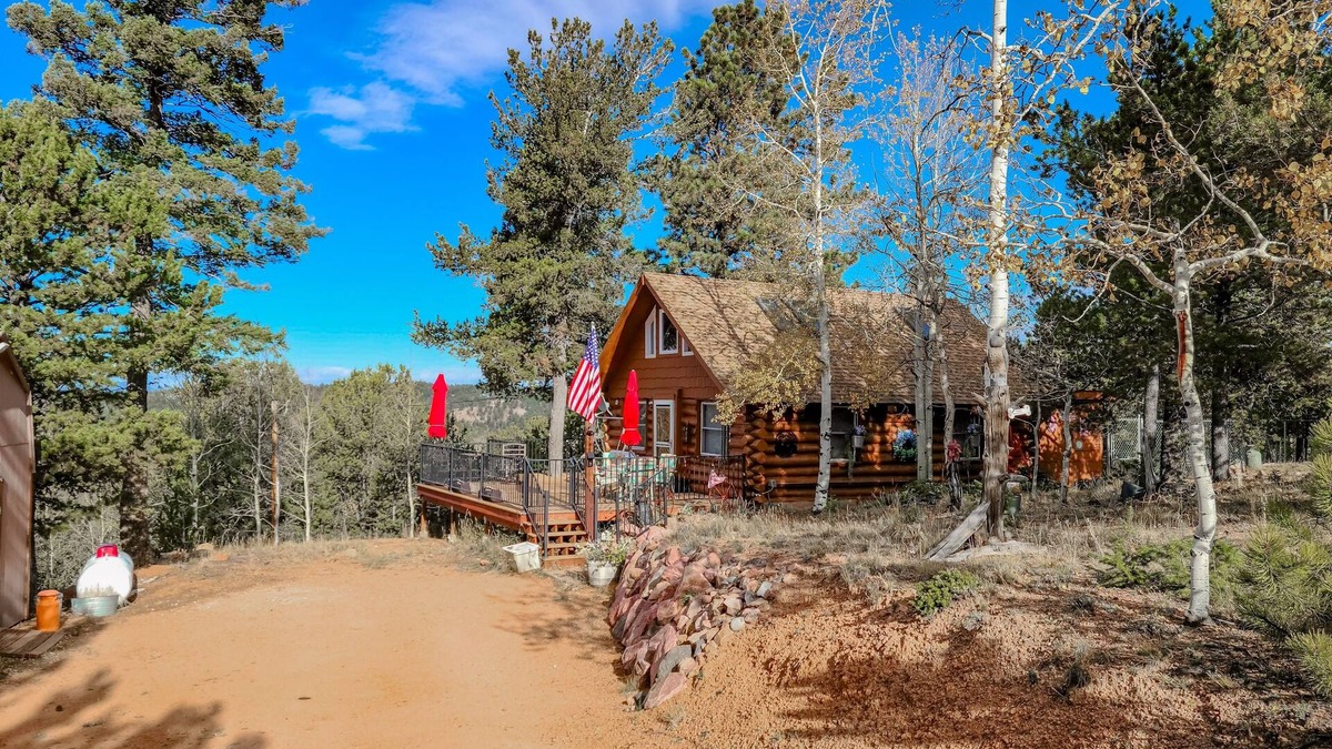 Rainbow Valley Cabin | Dog-friendly cabin with mountain views, fireplace & wraparound deck