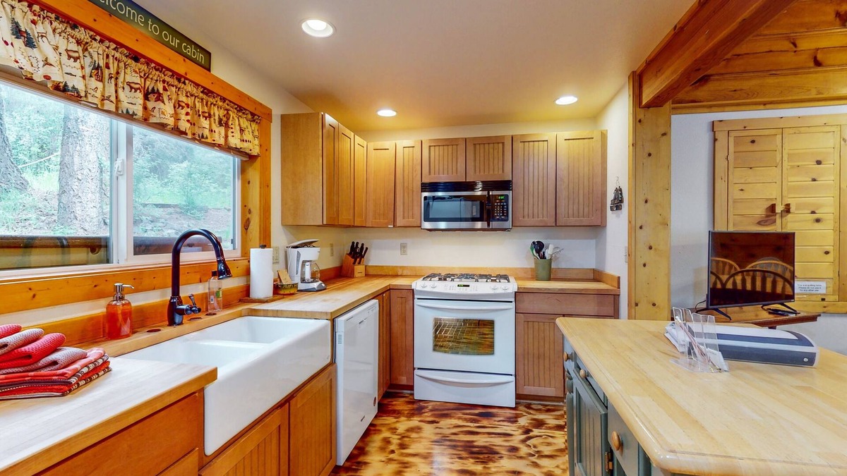 Enterprise Cabin | Dog-friendly cabin with mountain view, washer/dryer, gas grill, & deck