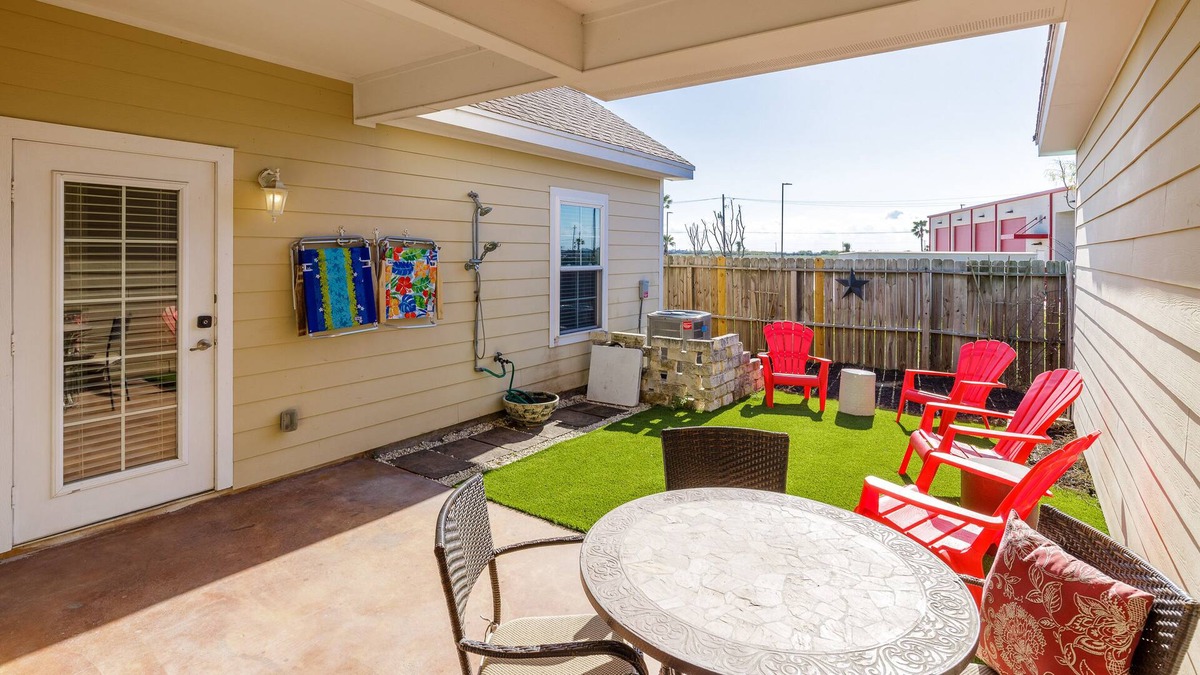 Corpus Christi Cottage | Dog-Friendly Condo w/ King Bed, Sparkling Pool & Private Patio!