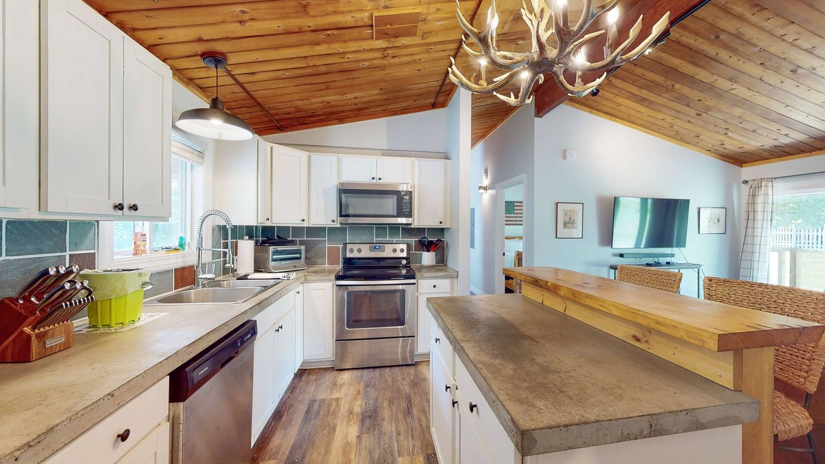 Stowe Area Condo | Dog-friendly condo with deck, washer/dryer, & WiFi - near ski lifts