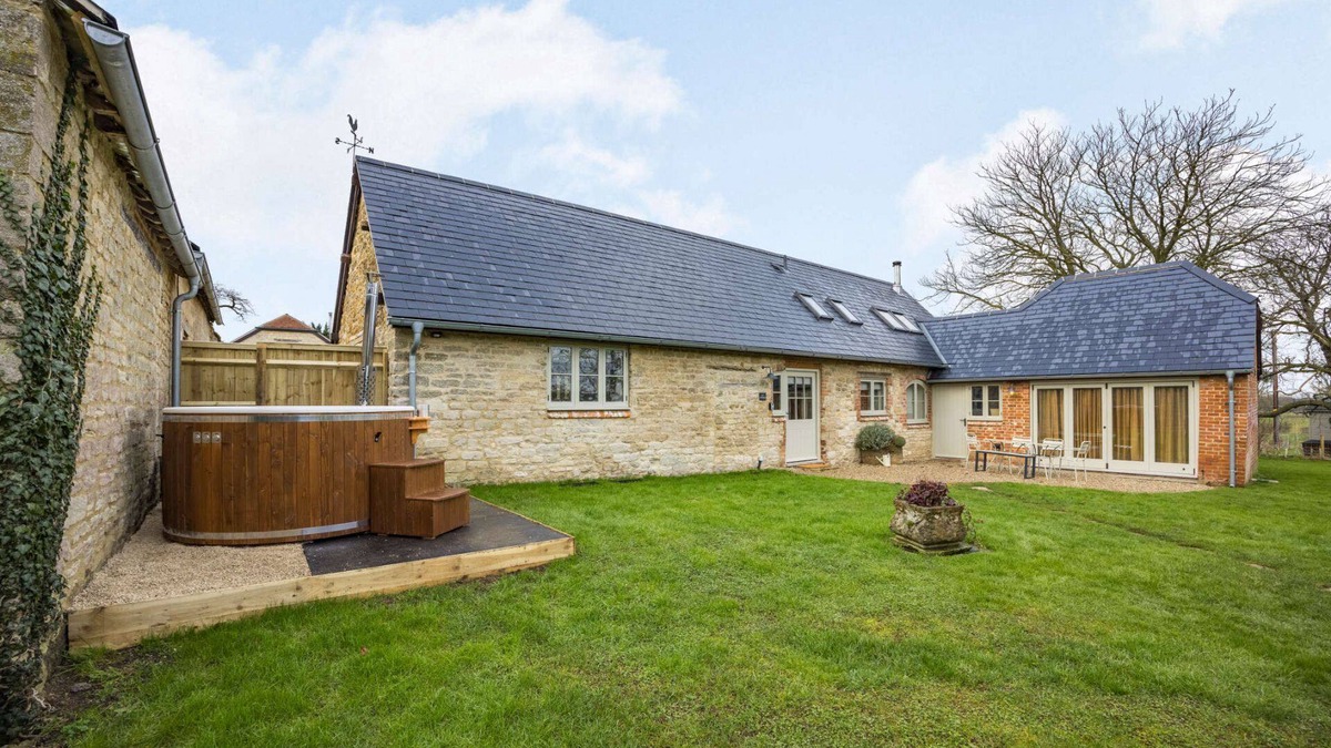 Faringdon Cottage | Dog friendly Cotswold cottage with a relaxing hot tub - Ivy Cottage