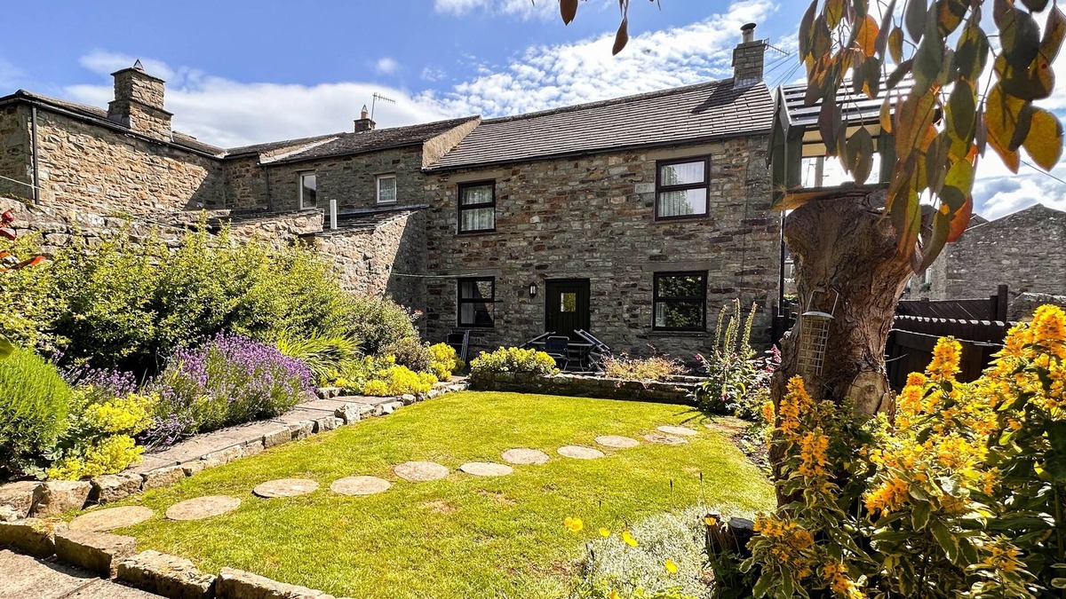 Reeth Cottage | Dog Friendly Cottage with Private Drive, Enclosed Garden, Central Heating, Free WiFi & pubs nearby