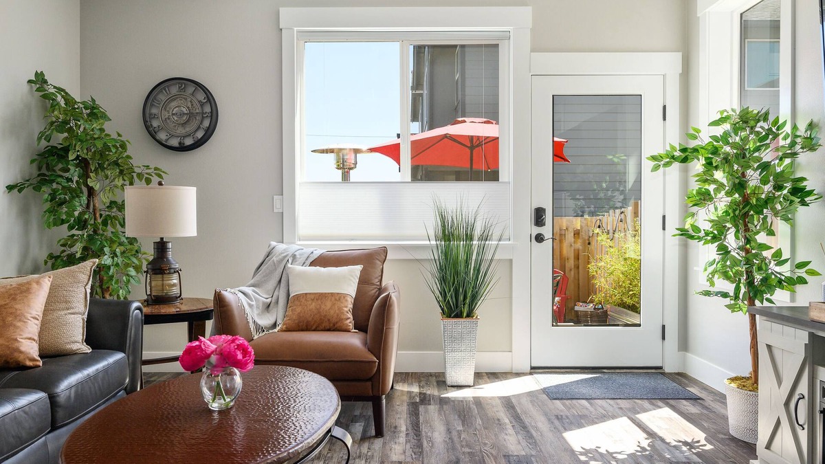 Carlton House | Dog-Friendly Downtown Carlton Townhouse #4, Steps to Tasting, Dining, Shops, BBQ