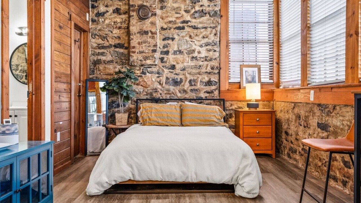 Luray Apartment | Dog-Friendly Downtown Studio — Walk to Park, Shops