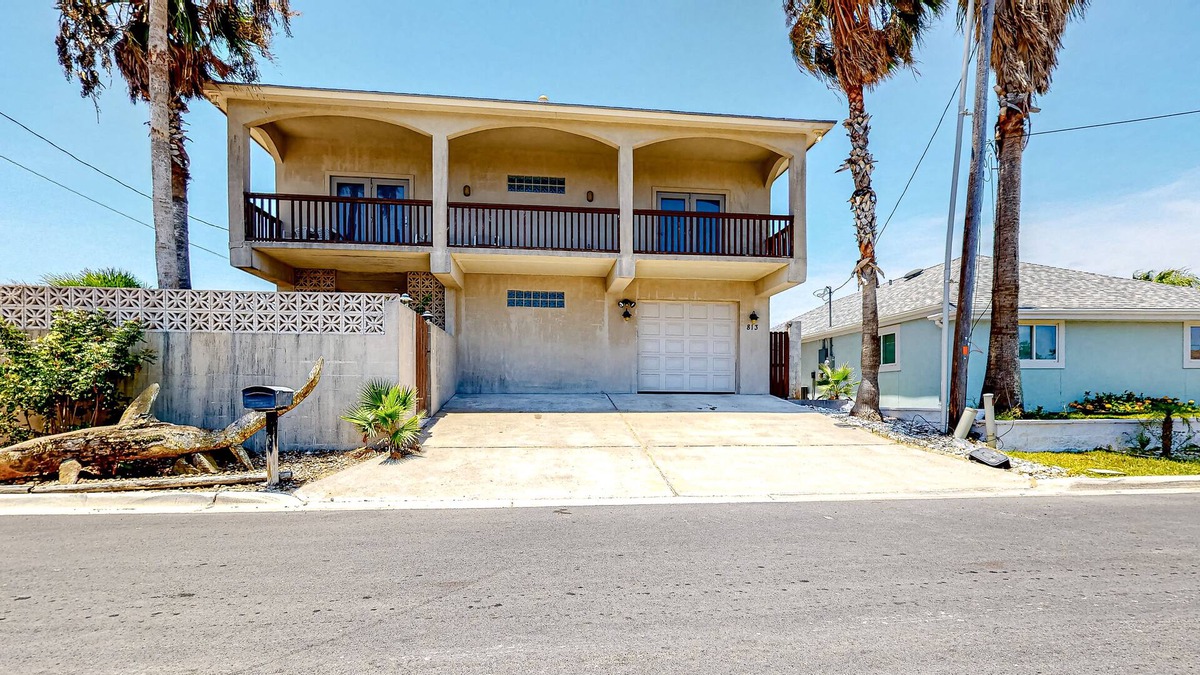 Port Isabel House | Dog-friendly escape on the canal with furnished deck, beach access nearby, & AC