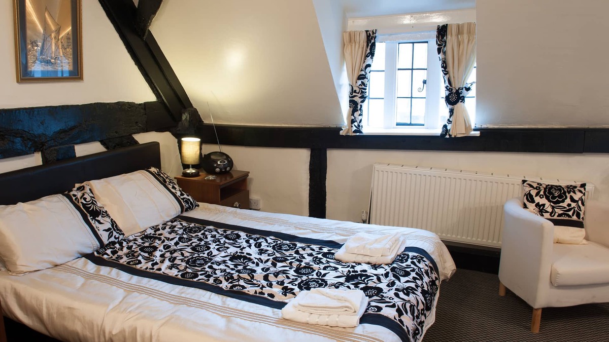 New Forest District Apartment | Dog friendly first floor apartments in historic thatched cottage in New Forest.