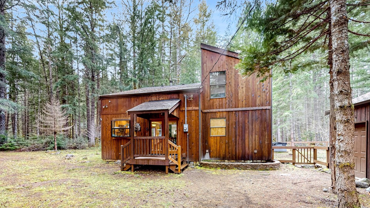 Enumclaw Cabin | Dog-friendly forest cabin with private hot tub, gorgeous deck & fireplace