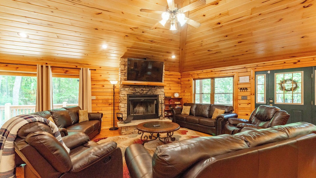 Oakland House | Dog Friendly Hexagon Log Cabin Near Deep Creek Lake