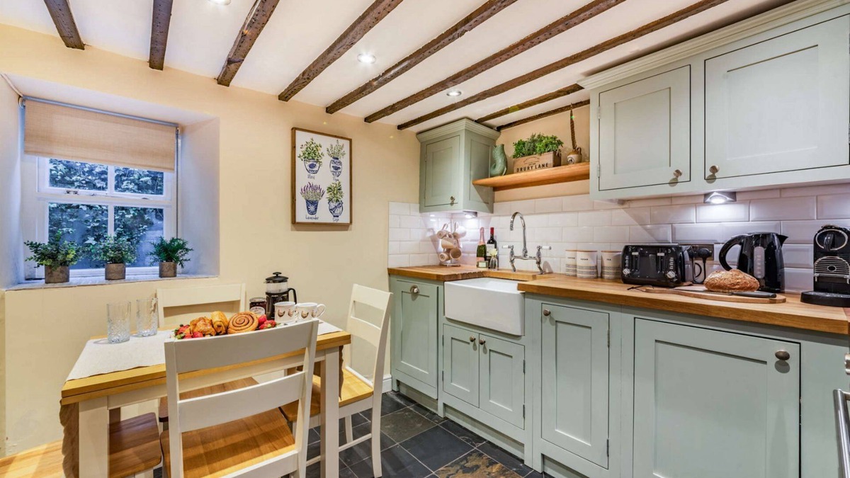 Woodstock Cottage | Dog friendly holiday cottage in the Cotswolds with a tranquil garden - Blenheim Cottage