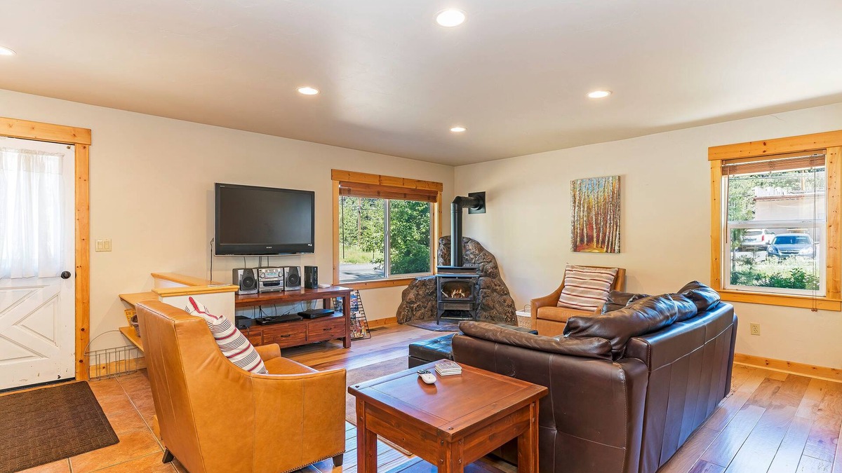 Truckee Cabin | Dog Friendly Home in Central Truckee, Walk to Shops and Restaurants, Close to Skiing!