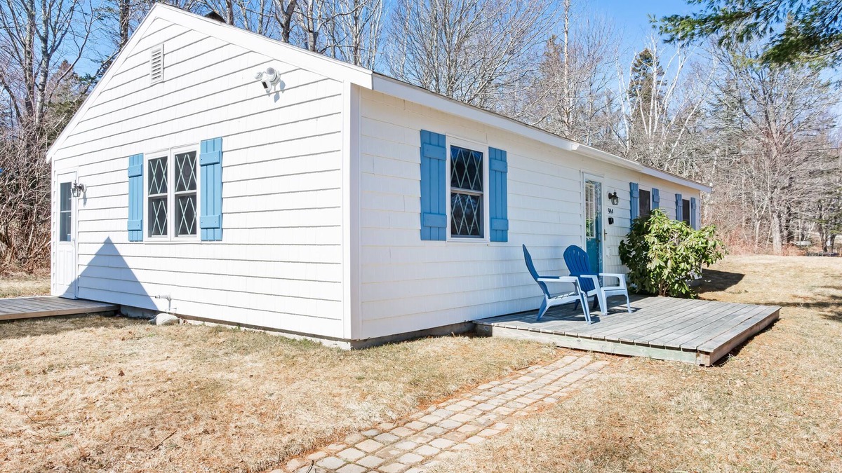 Seal Cove Cottage | Dog-friendly home in great locale close to the ocean with yard, streaming, W/D
